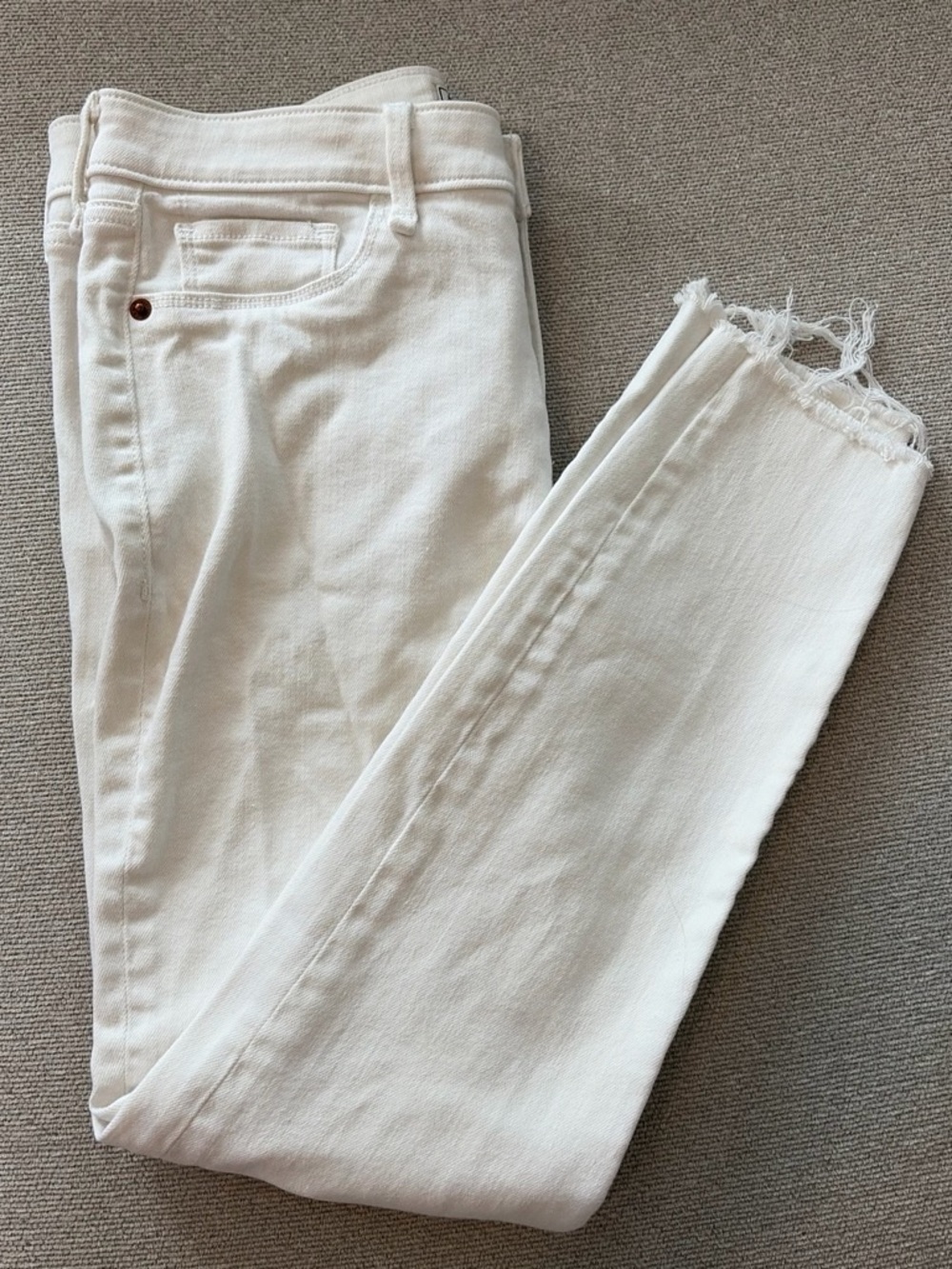 Abercrombie Women’s White Frayed-Hem Skinny Jeans